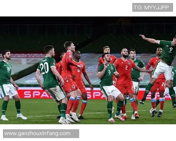 外国人拆解C罗足球球星卡,揭秘收藏背后的价值与意义 外国人拆解C罗足球球星卡,揭秘收藏背后的价值与意义