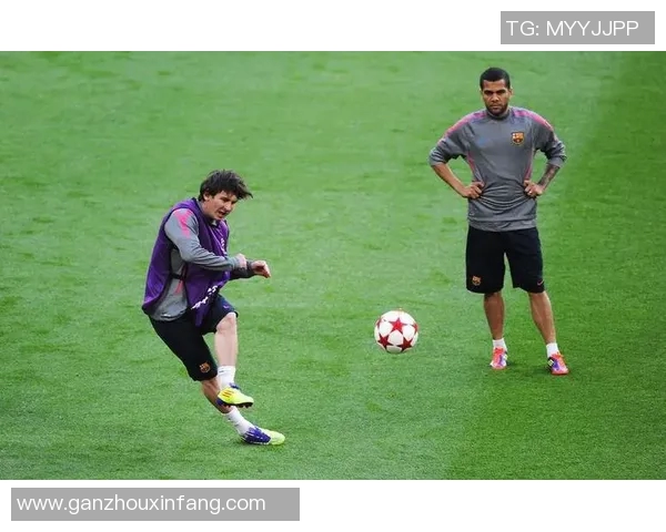 足球球星装扮老人的奇趣生活：跨越年龄界限的时尚与幽默